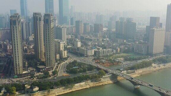 飞越长沙市市中心著名的滨江交通湾大桥晴空全景4k中国