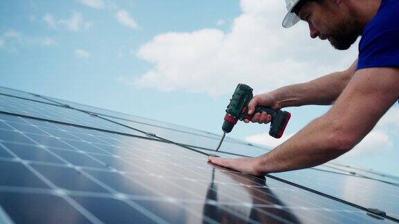 工人在屋顶安装太阳能光伏板替代能源概念