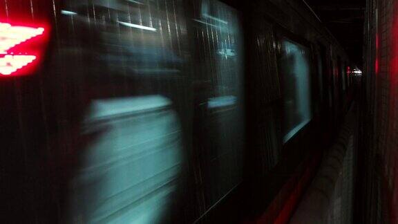 隧道中的地铁列车接近摄像机