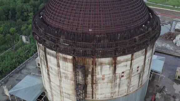 待拆除的大型核电站工业建筑鸟瞰图