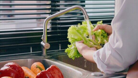 女仆在厨房洗西红柿新鲜蔬菜准备健康食品