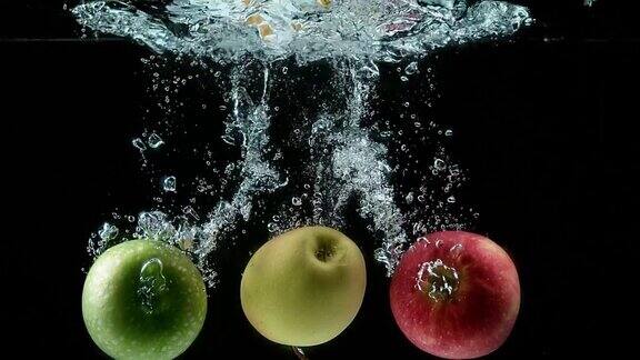 苹果苹果水果进入水中的黑色背景慢镜头4K