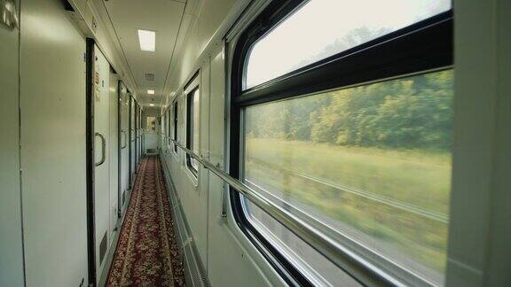客运列车的走廊几扇窗和几扇门火车开得很快