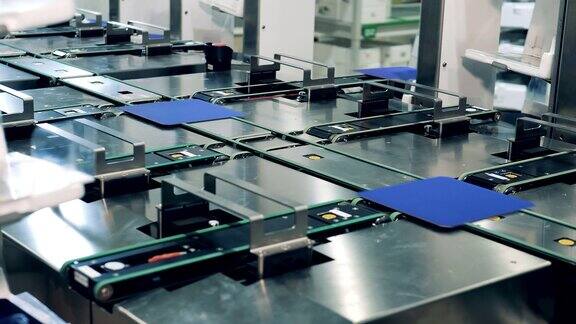 自动传送带正在分发新生产的太阳能电池