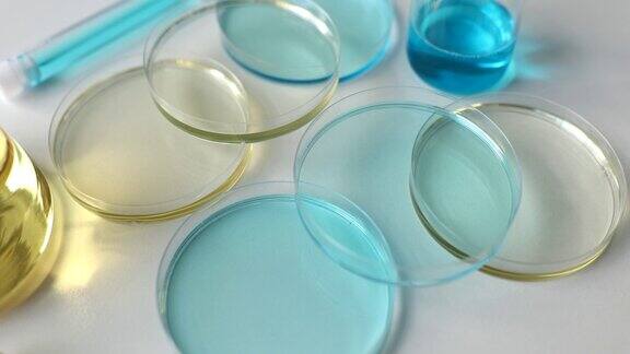 装有不同颜色液体的医用实验室玻璃烧瓶和玻璃碗