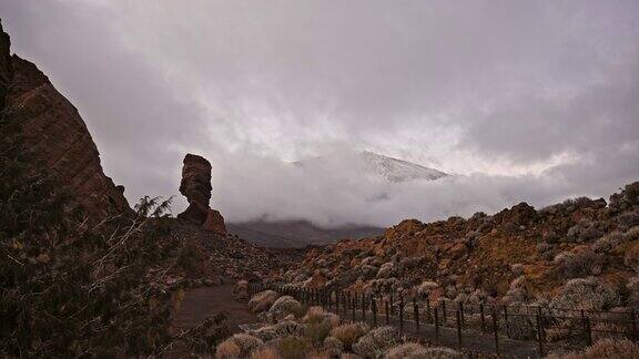 被云覆盖的泰德山的岩石景观