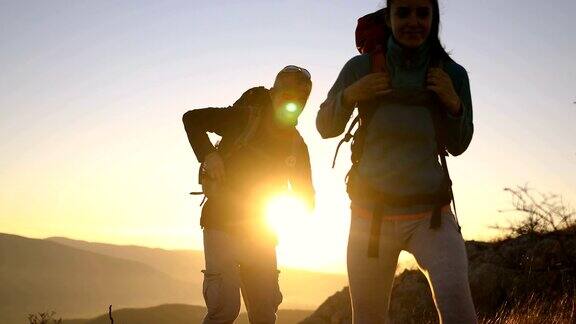 一对快乐的年轻夫妇正在收拾他们的背包去阿尔卑斯山徒步旅行水瓶