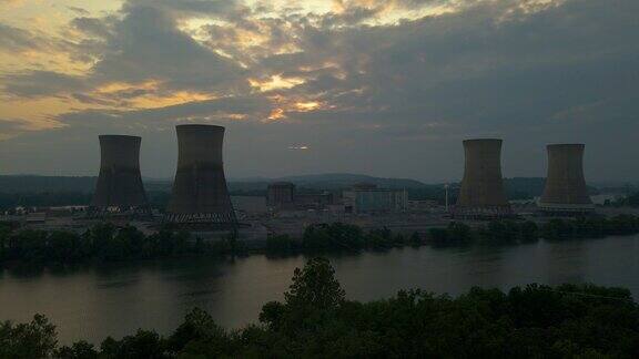 航拍的核电站和河流与戏剧性的日落