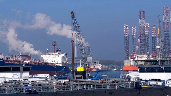 许多活动在鹿特丹港与起重机和石油钻塔
