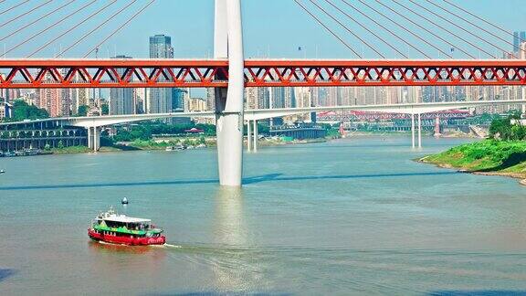 重庆城市的和在江中行驶的船只移除建筑物商标及广告