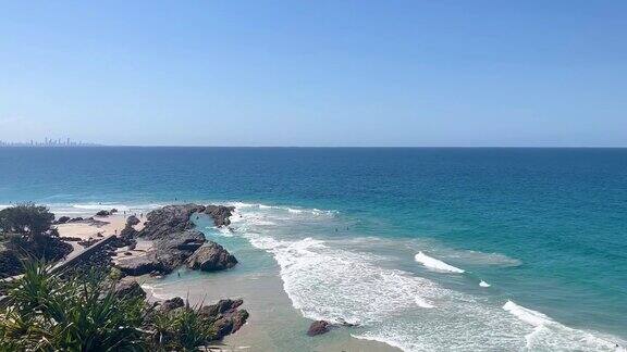 美丽的蓝色海洋海浪与白色的洗石鸟瞰图无人机拍摄冲浪海岸岛屿岩石山和沙子晴朗的天空干净的悬崖海岸线岛屿旅行黄金海岸新南威尔士州澳大利亚