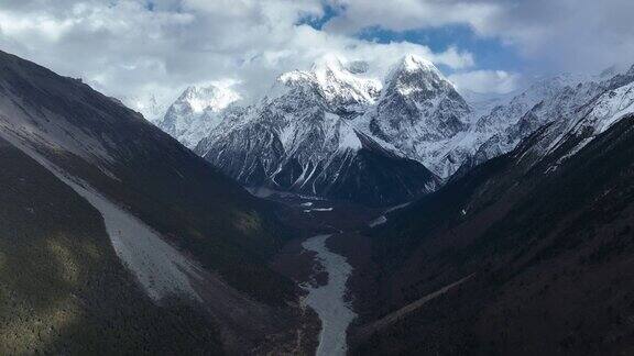 中国西藏冰川山景观的航拍画面