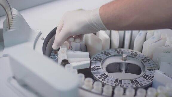 用于血液和生物材料分析的自动医疗科学仪器生化分析仪从带有样品的试管中提取探针