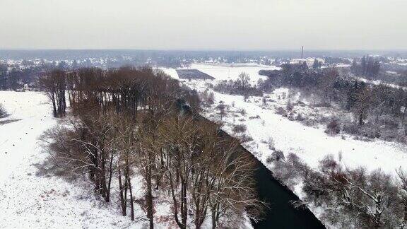 航拍吉泽拉河冬季积雪覆盖树木