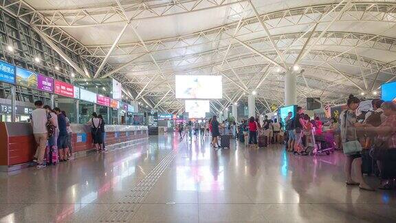时光流逝:中国西安机场出发大厅的旅客人群