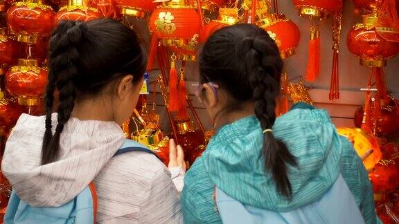 小女孩们选择灯笼庆祝春节