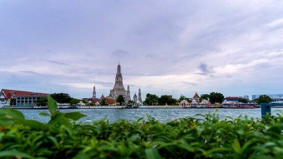 时间流逝:泰国曼谷白天寺地标湄南河和客轮是世界各地游客的重要目的地4k超高清的