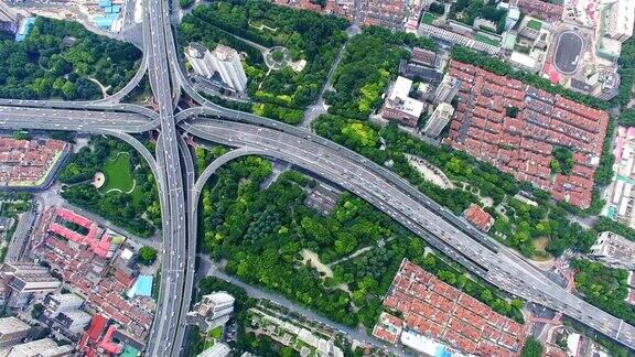 上海多条高速公路和立交桥高峰时段交通鸟瞰图