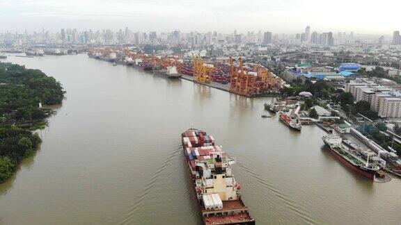 鸟瞰图集装箱货船沿着湄南河驶向泰国曼谷港