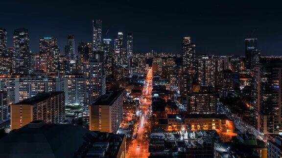 多伦多夜间现代城市交通