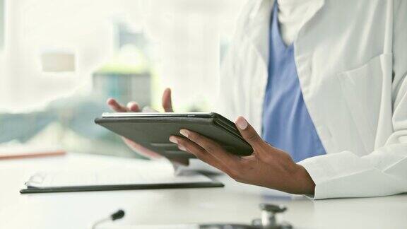 医院特写和医生用平板电脑互联网和连接网站信息电子邮件通知和数字应用程序手员工或医疗专业人员与技术打字或研究