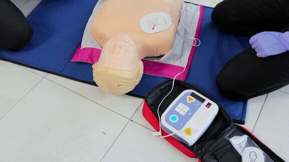 心肺复苏术培训医疗程序讲习班演示胸部按压和AED自动除颤器在心肺复苏玩偶上的使用