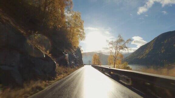 POV汽车行驶在挪威峡湾:户外秋天