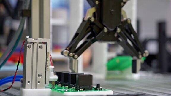 电子工业设备:展示机器人精确定位部件的能力