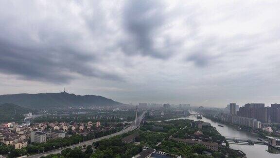 长江和现代建筑在现代城市的云天时光流逝