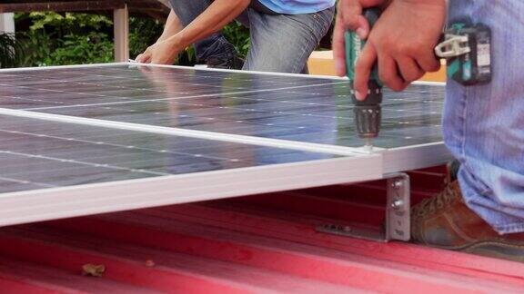 技术人员在屋顶上安装太阳能电池板