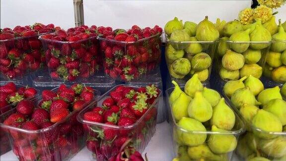 杂货店里的无花果水果和草莓
