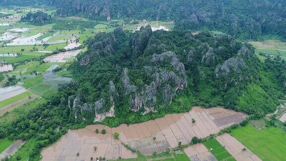 鸟瞰图飞过泰国的山