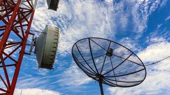 卫星碟形天线塔在多云的天空背景下的延时拍摄