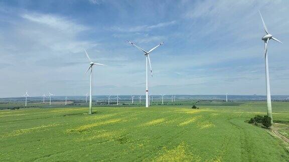 在绿色农田上发电的风力涡轮机