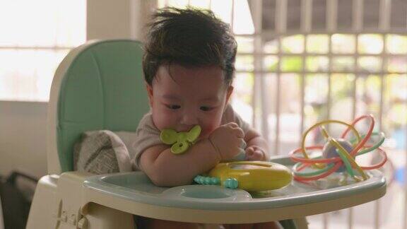 亚洲婴儿正在玩新生儿吸力玩具
