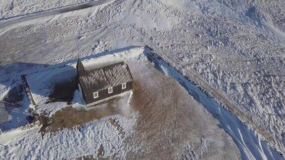 风景如画的冬天风景如画的著名的布迪尔黑色教堂欧洲冰岛西部Snaefellsnes的布达基尔加黑色木制教堂美丽的阳光灿烂的日子