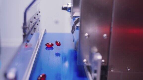 特写明胶胶囊移动沿输送机上的自动化制药机在化工厂制造药片