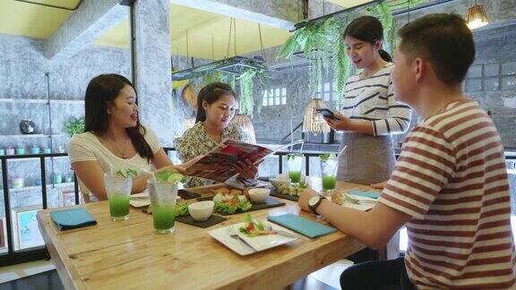 东南亚年轻的千禧一代一起在当地餐馆点越南菜