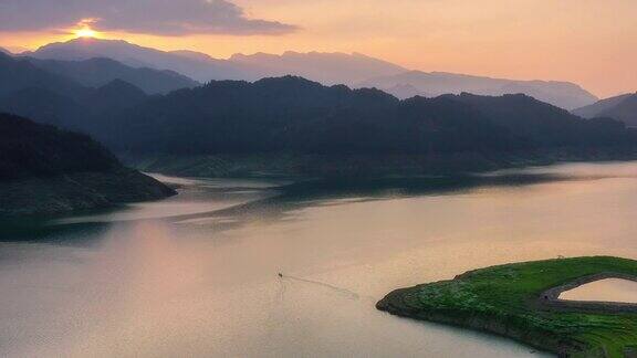 夕阳倒映在湖面上远处还有群山
