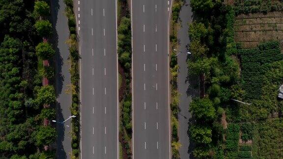 鸟瞰图的道路与小交通在中国的小城市