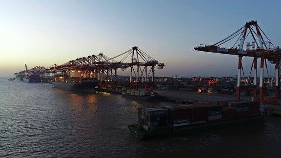 上海洋山深水港日落时的实时鸟瞰图