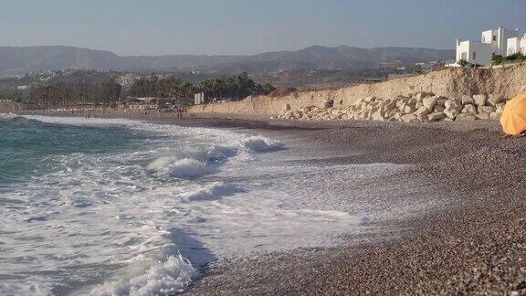 广角风景如画的旅游胜地海湾在塞浦路斯户外日落日出时地中海的蓝色泡沫海浪在海岸上翻滚飞溅