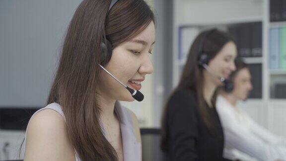 在呼叫中心戴着耳机工作和与客户交谈的女性特写