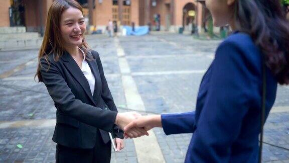 年轻的女商人在一次成功的商业会谈后握手