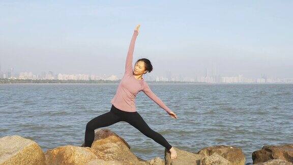 一名女子在海边做冥想瑜伽