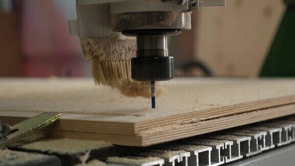 强力木材切割机在木工车间切割胶合板