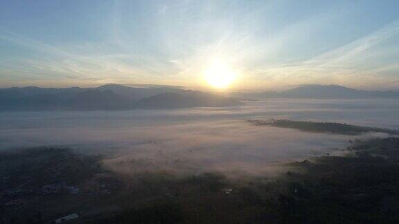 鸟瞰图的山雾在泰国北部