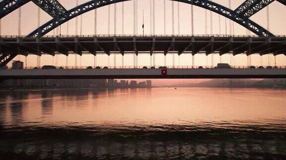 日落时分钱塘江畔的现代建筑鸟瞰图