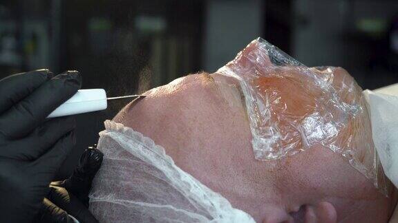 超声波擦洗男士接受超声空化脱皮及洁面面部护理、洁面美容