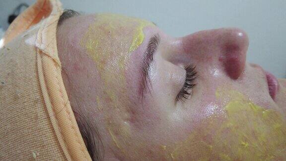 十几岁的女孩在美容院用面膜享受治疗痤疮问题治疗